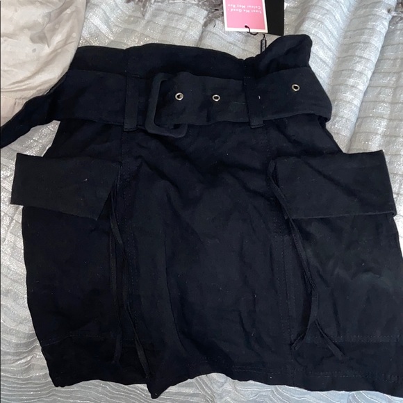 PrettyLittleThing black belted cargo skirt - Picture 4 of 4